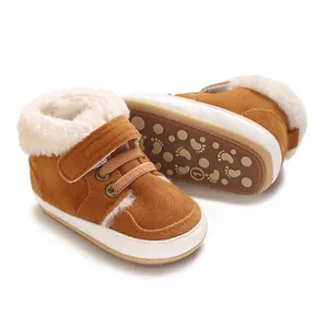 Detailansicht brauner Baby-Winterstiefel mit weichem Plüschfutter und rutschfester Gummisohle