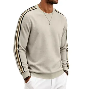 Vue détaillée d'un sweat-shirt homme en maille gaufrée avec des bandes rayées.