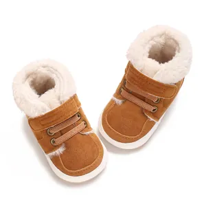 Detailaufnahme warmer brauner Baby-Winterstiefel mit dickem weißem Kunstfellfutter