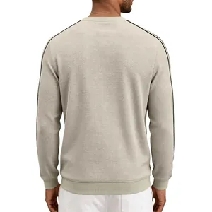 Vue arrière détaillée d'un sweat-shirt beige en maille gaufrée pour homme avec rayures sport.