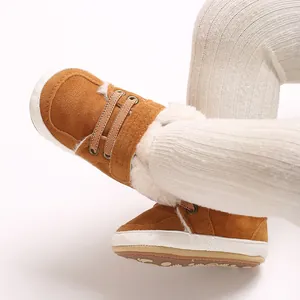 Detail von braunen Baby-Winterstiefeln mit warmem weißem Plüschfutter und Gummisohlen