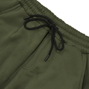 Detail van de olijfgroene fleece cargobroek met elastische tailleband en zwart koord