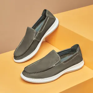 Atmungsaktive Premium-Slipper für Herren aus grauem Rindsleder mit weißer Gummisohle