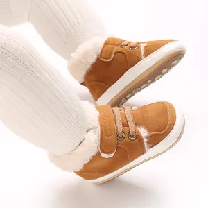 Detailansicht von braunen Baby-Winterstiefeln mit weichem Plüschfutter und Gummisohle