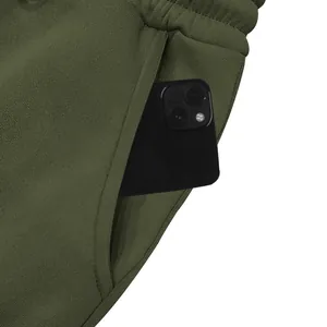 Detailweergave van de diepe zijzak van de groene heren fleece cargo joggingbroek
