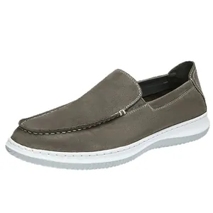 Herren Mokassins aus grauem Leder mit leichter weißer Sohle und Slip-on-Design