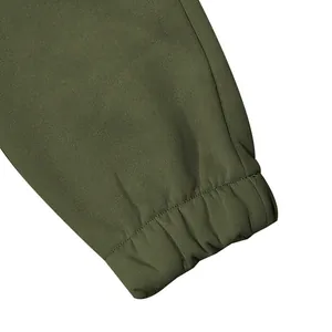 Detailopname van de olijfgroene elastische jogger-manchet met hoogwaardige stof.