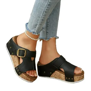 Dames sandalen met sleehak in zwart met open teen dikke kurkzool en gesp detail