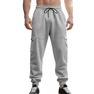 Detail van grijze heren fleece cargo joggingbroek met trekkoord en zakken