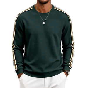 Détail d'un sweat-shirt pour homme en maille gaufrée vert foncé avec bandes latérales