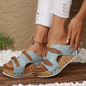 Sandales compensées à plateforme pour femmes avec boucles brunes décoratives et semelle liège
