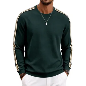 Vue détaillée d'un sweat-shirt pour homme en maille gaufrée avec rayures aux manches