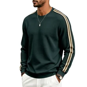 Détail d'un sweat-shirt pour hommes en maille gaufrée avec manches rayées