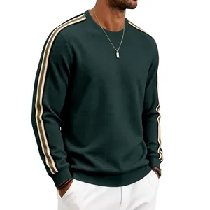 Détail d'un sweat-shirt vert foncé pour hommes en maille gaufrée avec rayures