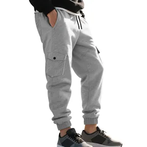 Detail van grijze heren fleece joggingbroek met trekkoord en toelopende enkelmanchetten.