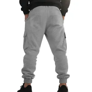Achteraanzicht detail van grijze heren fleece cargo joggingbroek met multi-pocket design