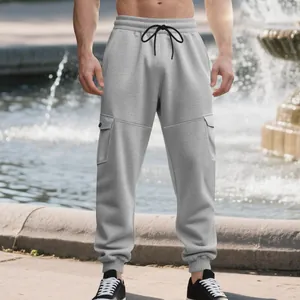 Detail van grijze heren cargo joggingbroek met fleece voering en verstelbaar trekkoord.