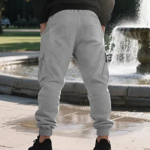Gedetailleerd achteraanzicht van grijze cargo-joggingbroek voor heren met meerdere zakken.