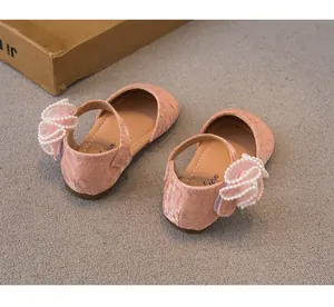 Vista dettagliata delle scarpe da principessa rosa per bambine con fiore di perle