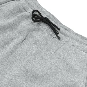 Detailopname van het verstelbare zwarte trekkoord op de comfortabele grijze heren fleece joggingbroek