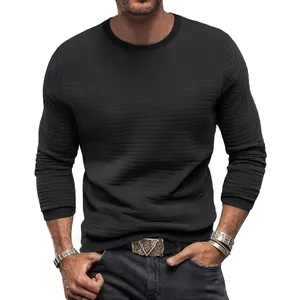 Vue détaillée d'un t-shirt noir à manches longues en maille gaufrée pour homme