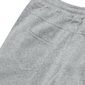 Detailweergave van de achterzak en getextureerde stof van de grijze fleece vrijetijdsbroek