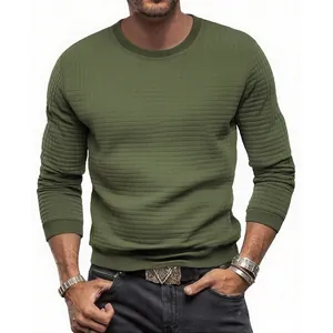 Détail montrant la texture gaufrée d'un t-shirt vert olive cintré à col rond