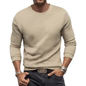 Détail d'un t-shirt à manches longues pour hommes avec une texture gaufrée élégante