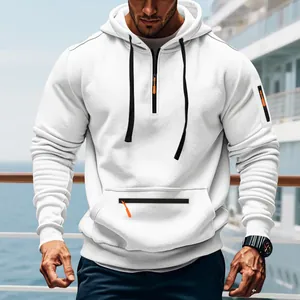 Detailansicht des schweren weißen Herren-Hoodies mit halbem Reißverschluss und Akzenten