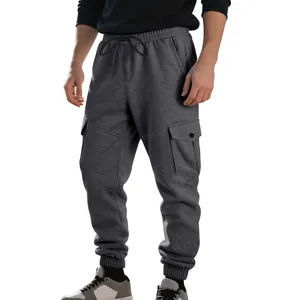 Gedetailleerd overzicht van fleece cargo joggingbroek voor heren met zakken