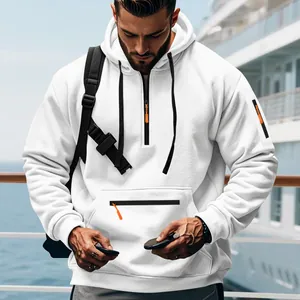 Detailansicht eines schweren weißen Herren-Hoodies mit orangefarbenen Reißverschlüssen