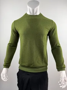 Vue détaillée de la texture gaufrée vert olive sur ce pull ajusté pour hommes
