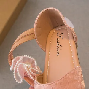 Eleganti sandali da principessa rosa per bambine con fiori di perle per feste ed eventi speciali.
