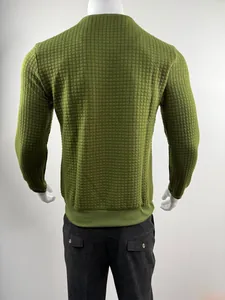 Vue arrière détaillée d'un t-shirt à manches longues en maille gaufrée pour hommes