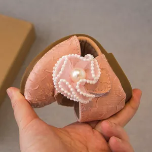 Sandalo rosa da principessa per bambina con fiore di perle e suola morbida e flessibile