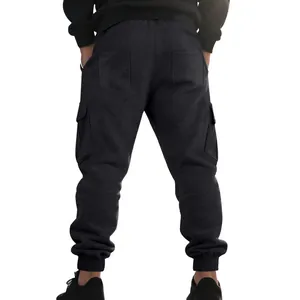 Achteraanzicht van zwarte fleecegevoerde cargo-joggers voor heren