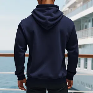 Rückansicht eines marineblauen, schweren Herren-Kapuzenpullovers auf einem Schiffsdeck