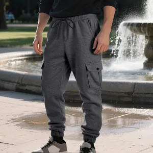 Gedetailleerd overzicht van de donkergrijze fleece cargo joggingbroek voor heren