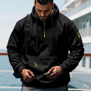 Detailansicht eines schwarzen Fleece-Hoodies mit neongrünem Reißverschluss und Tasche