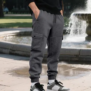 Detail van de fleece cargo joggingbroek voor heren met zakken en koordsluiting.