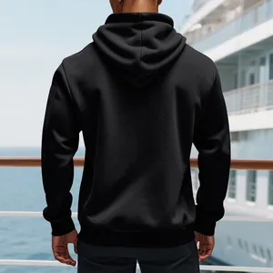 Detailansicht der Rückseite eines schweren schwarzen Herren-Fleece-Hoodies an Deck