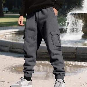 Detailopname van een donkergrijze cargo joggingbroek voor heren met zijzakken