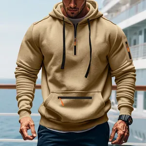 Detailansicht eines khakifarbenen schweren Fleece-Hoodies mit halbem Reißverschluss