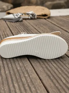 Vista detallada de la suela blanca antideslizante de zapatos de cuña con plataforma mujer