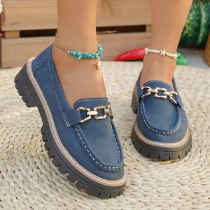 Κομψά μπλε loafers με πλατφόρμα, χρυσή αγκράφα και λευκές ραφές για γυναίκες