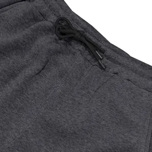 Detailopname van de heren joggingbroek met elastische tailleband en zwart trekkoord.