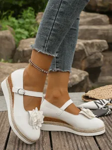 Zapatos Mary Jane de cuña blancos con detalle floral y plataforma de yute fuera