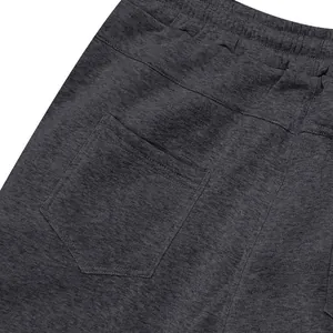 Detailopname van de achterzak van een antracietgrijze fleece vrijetijdsbroek voor heren