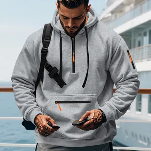Detailansicht des grauen Herren-Fleece-Hoodies mit orangefarbenem Reißverschluss