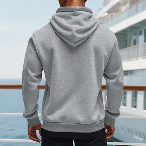 Rückansicht eines hochwertigen grauen schweren Fleece-Kapuzenpullovers auf einem Deck